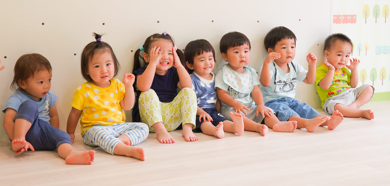 子どもたちが一列に並んで手遊びをする様子